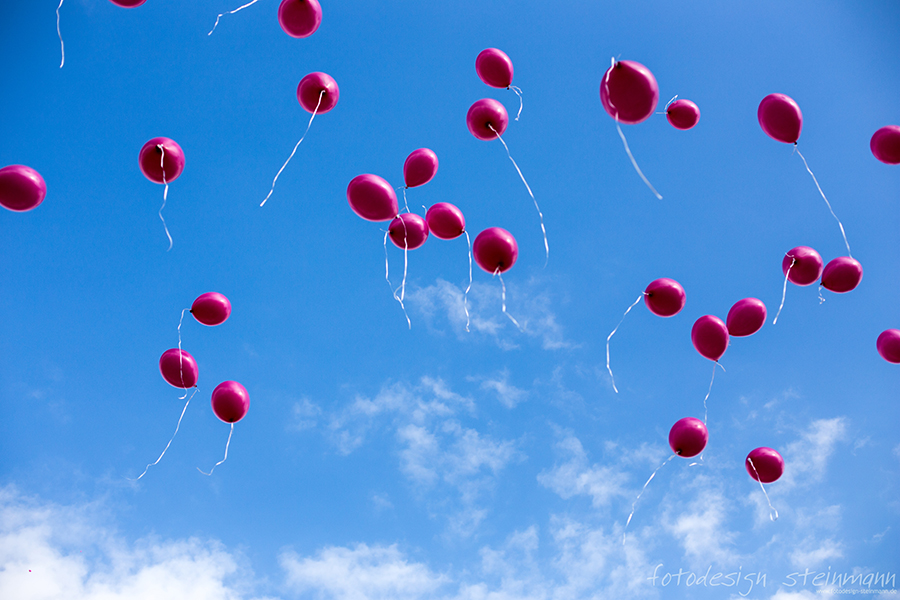 fliegende_luftballons_zur_hochzeit.jpg